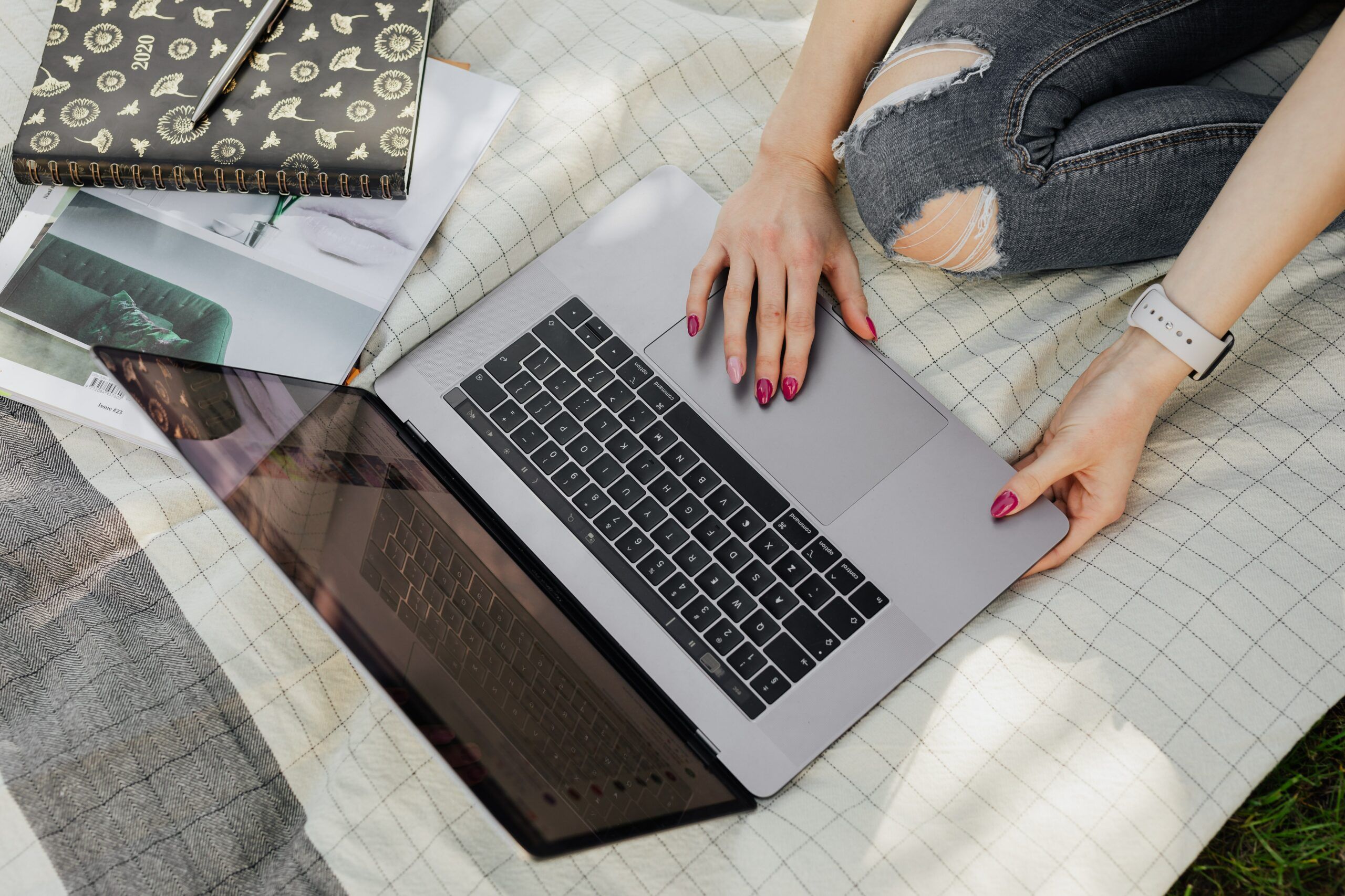 red-nails-on-laptop